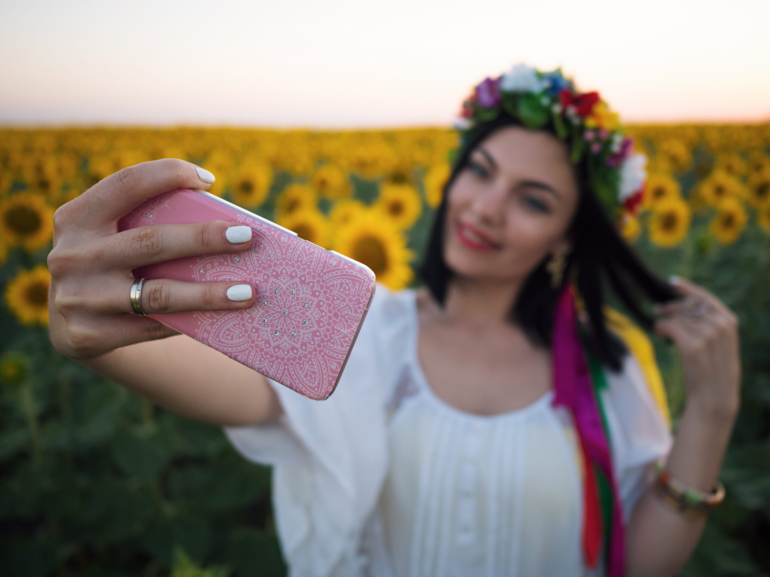 Frau macht Selfie mit dem iphone